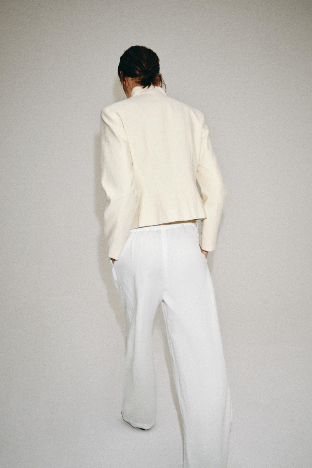 ZARA ПРИТАЛЕННАЯ КУРТКА С ПУГОВИЦАМИ — ZW COLLECTION, ЭКРЮ