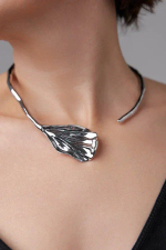 Колье-обруч Flora Belissima ассиметричный плоский лепесток, оттенок серебро