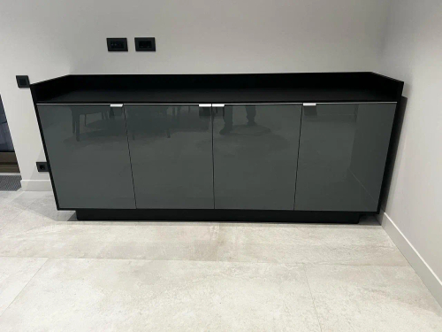 Комод с глянцевыми черными дверцами