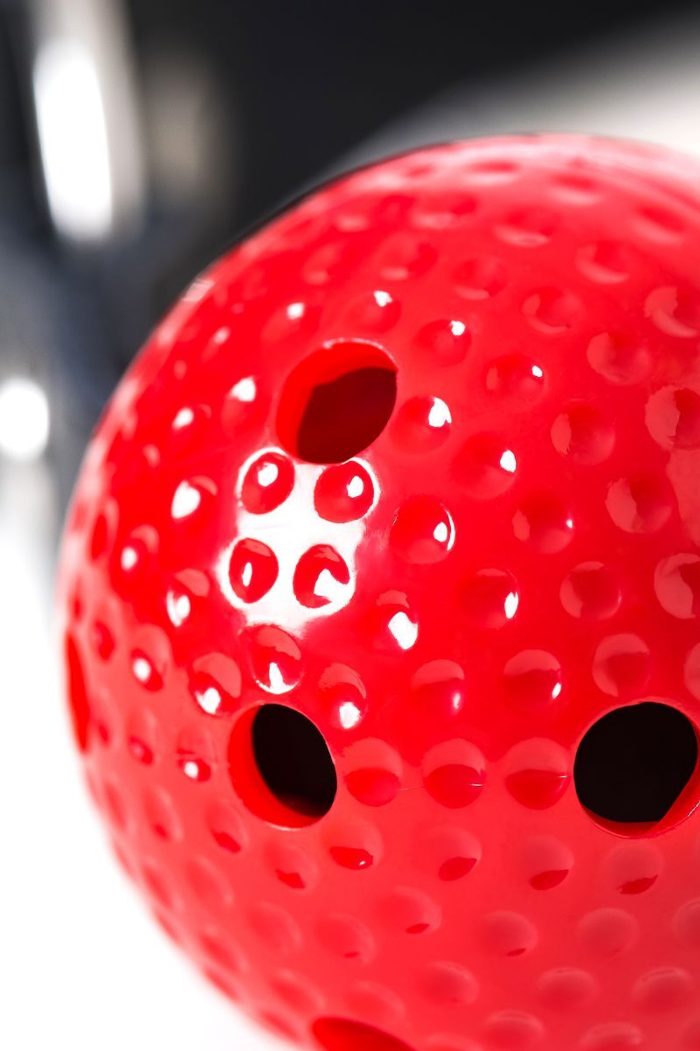 Красный кляп-шарик на черном регулируемом ремешке