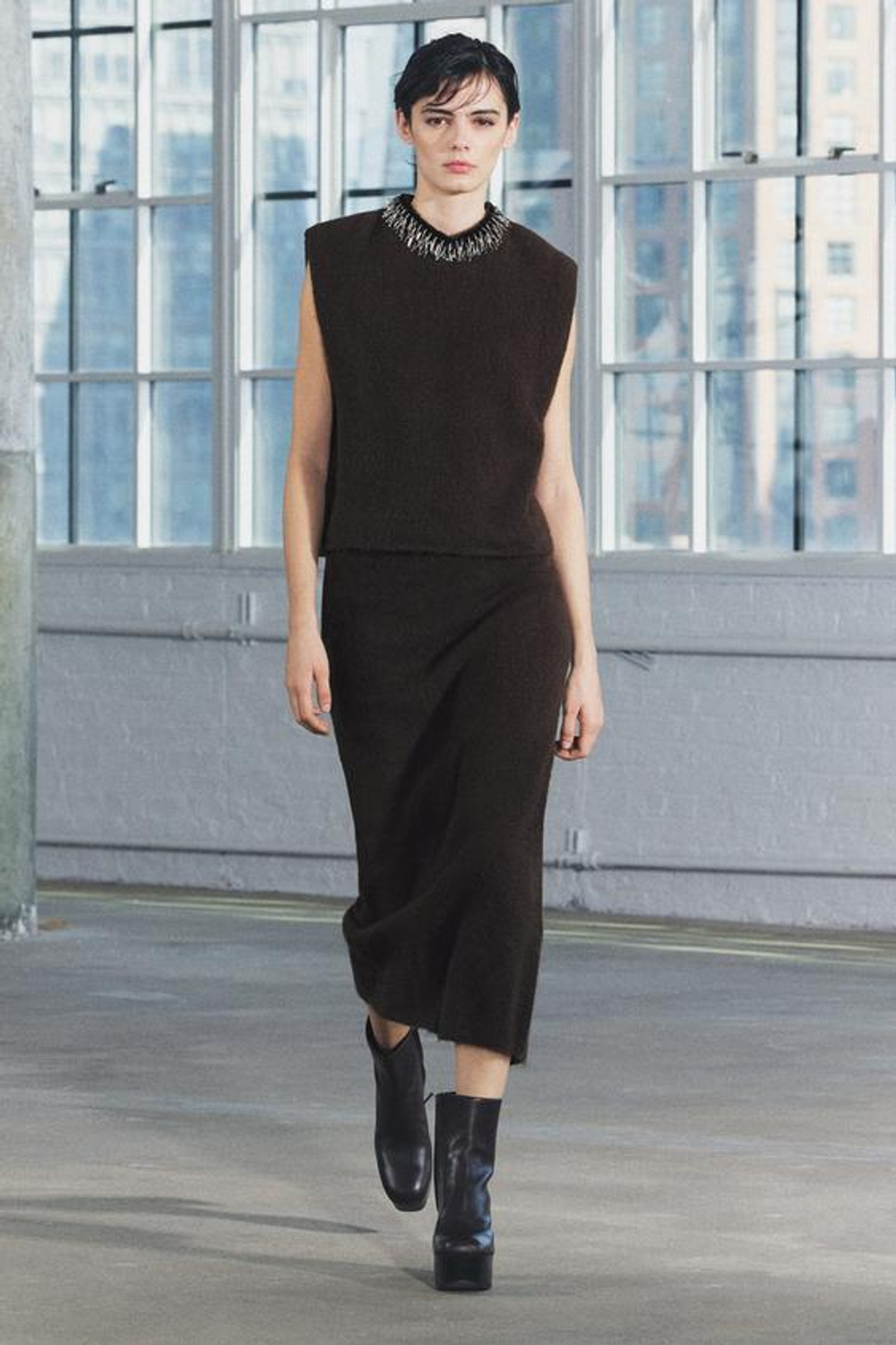 ZARA ТРИКОТАЖНЫЙ ТОП С БУСИНАМИ НА ГОРЛОВИНЕ, ТЕМНЫЙ ХАКИ