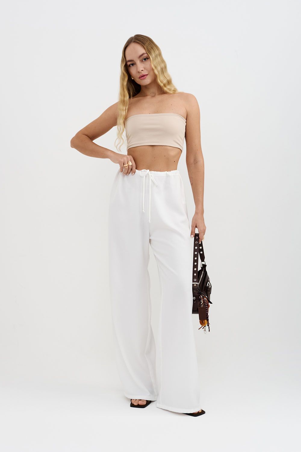 Брюки свободные на резинке белого цвета