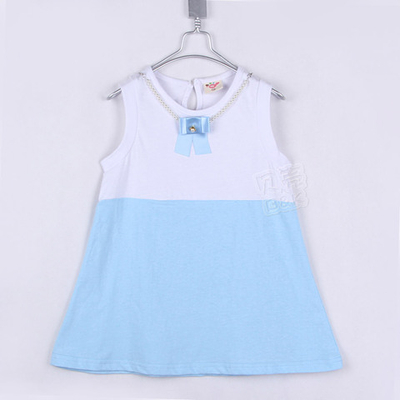 Платье детское контрастных цветов с бантом и жемчужными бусами