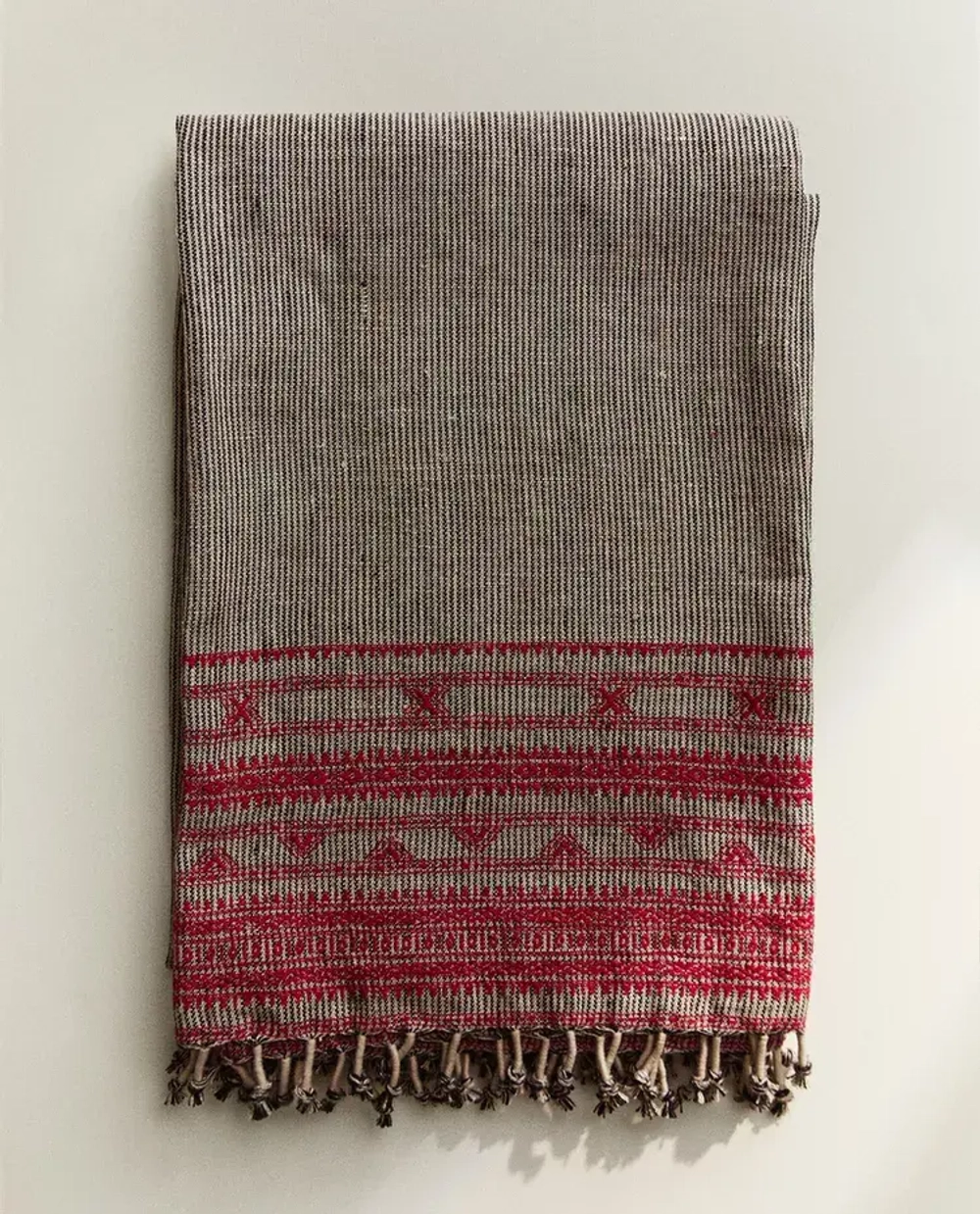 ZARA HOME ЛЬНЯНОЙ ПЛЕД С БАХРОМОЙ, СВЕТЛО-БЕЖЕВЫЙ