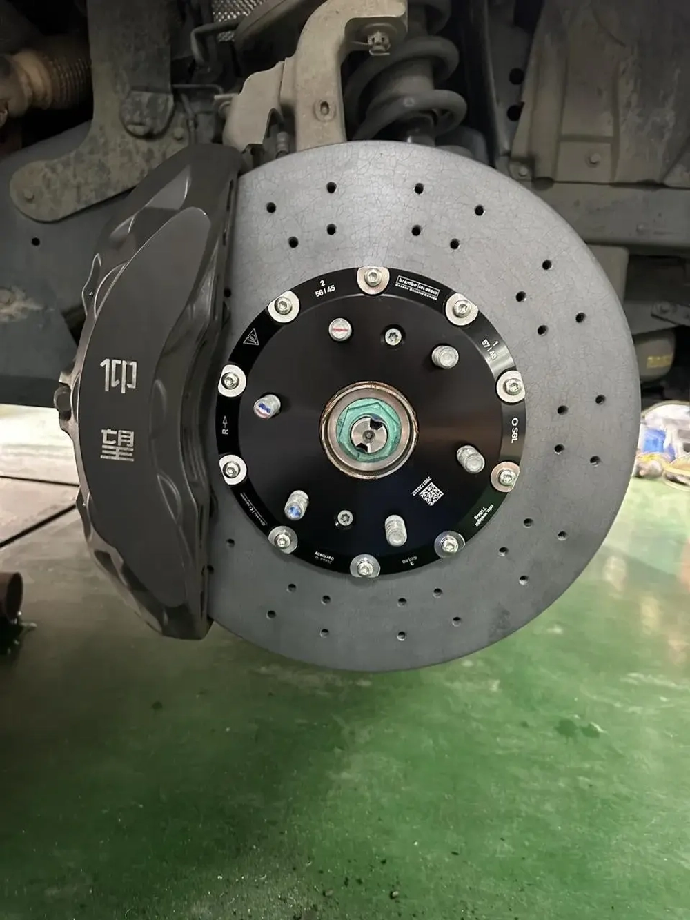 Карбон керамическая тормозная система для BYD Yangwang U8 2023-2025 Янванг Янгванг тормоза колодки тормозной диск суппорт