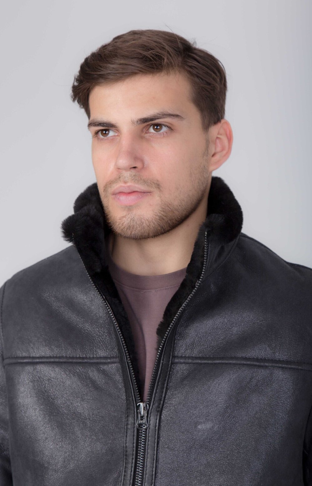 короткая мужская дубленка из овчины с мехом