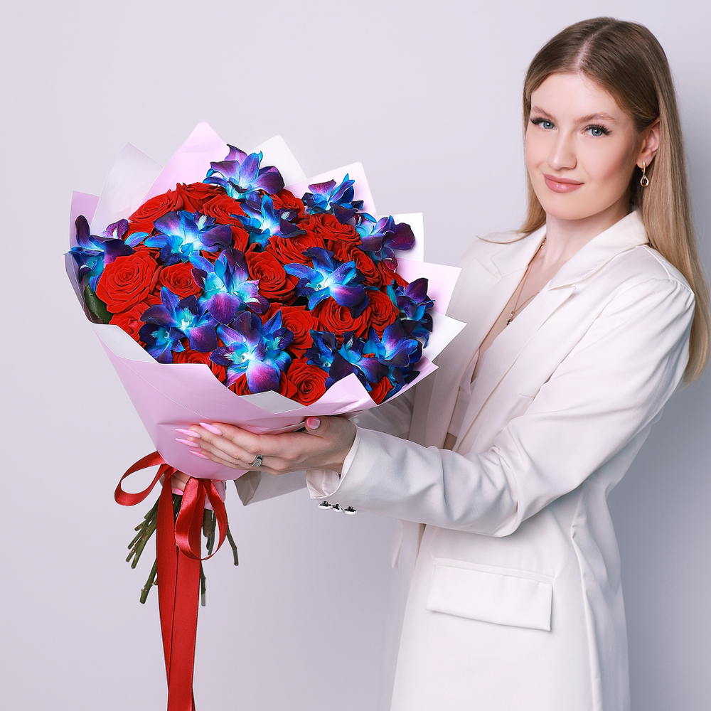 Красные розы с космическими орхидеями XL. Букет 7142