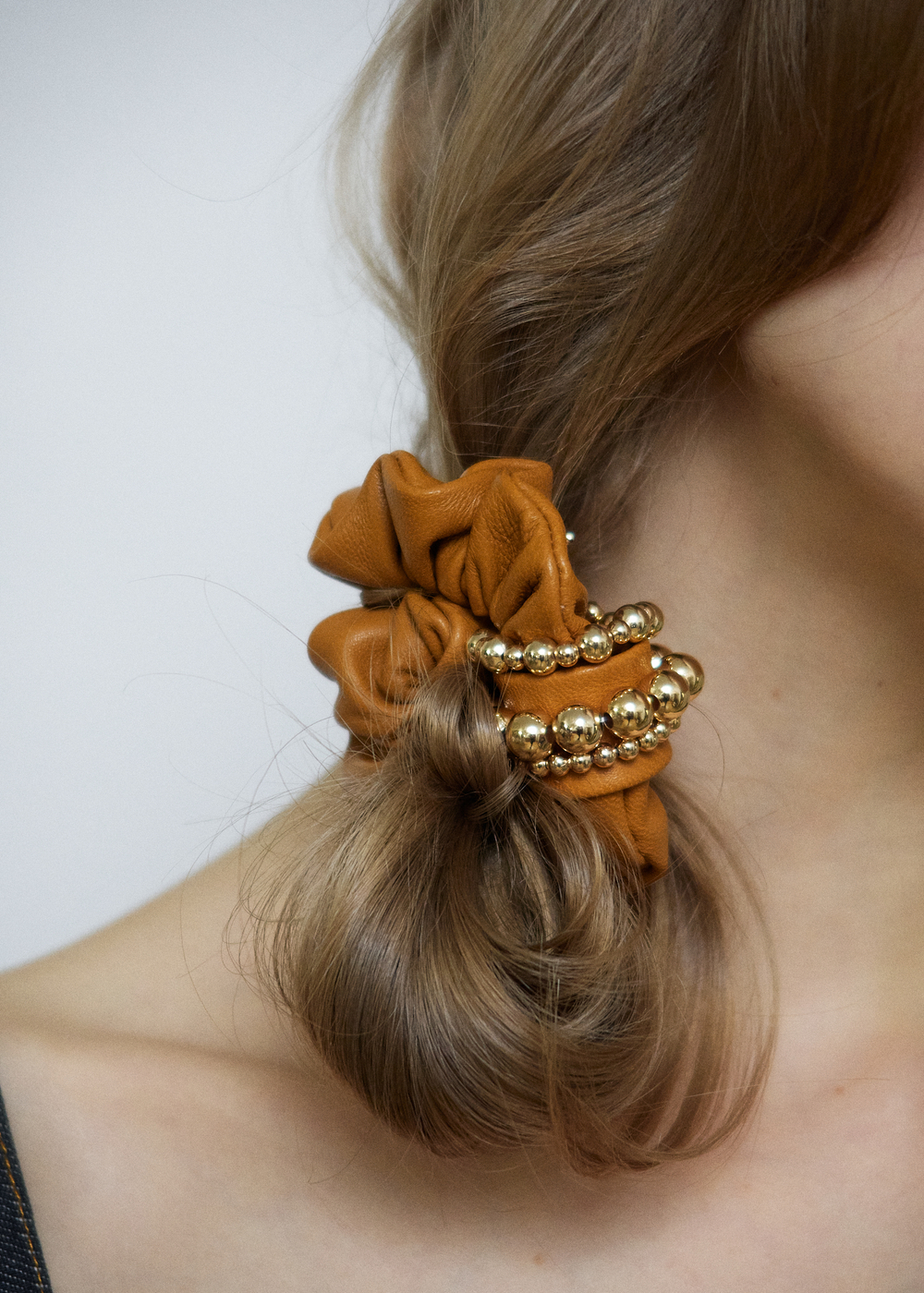 Кожаная резинка оранжевого цвета