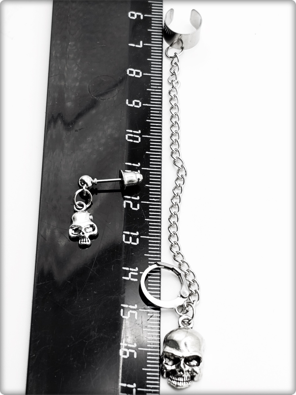 Набор сережек с клипсой "Черепа" серебристые.