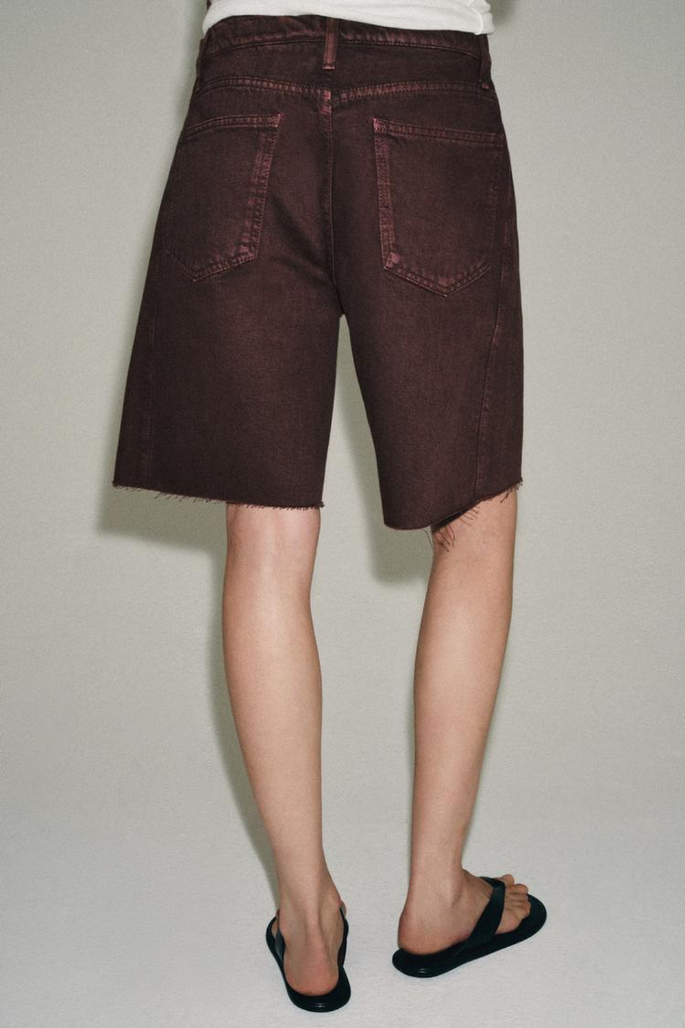ZARA ДЖИНСОВЫЕ ШОРТЫ RELAXED СО СРЕДНЕЙ ПОСАДКОЙ — ZW COLLECTION, ТЕМНО-ГРАНАТОВЫЙ