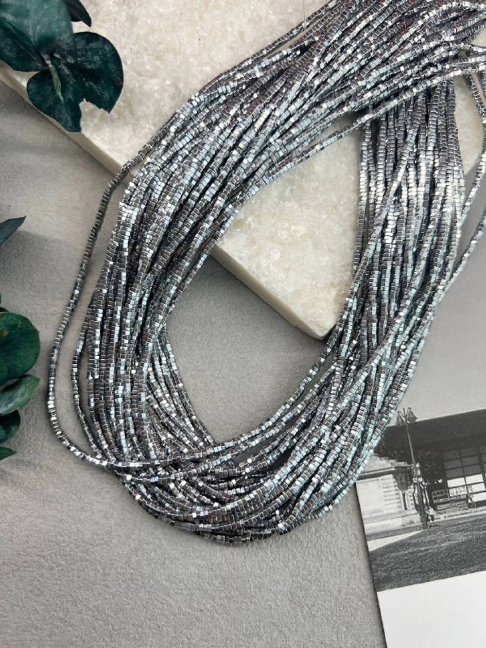 Бусины гематит 2*1 мм, шестигранник, серебро, нить 40 см