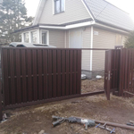 Ворота откатные с зашивкой металлоштакетником на винтовых сваях 4/2