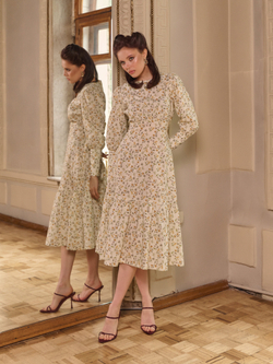 Платье с широкими манжетами