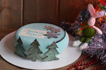 Торт с елочками и снежинками