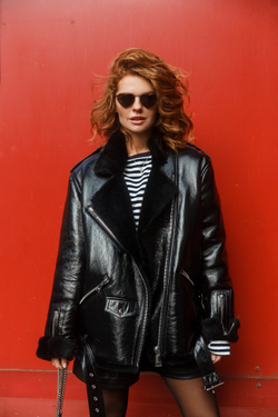 Дубленка лаковая черная