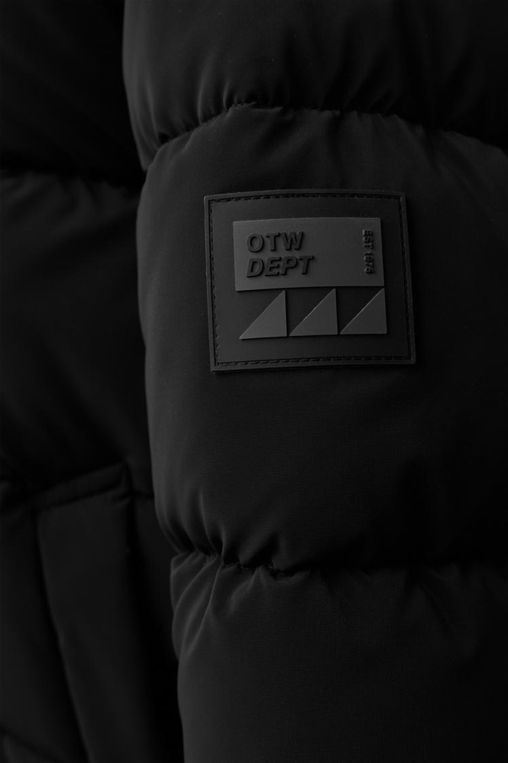 ZARA ДЛИННОЕ СТЕГАНОЕ ПАЛЬТО С ЭТИКЕТКОЙ, ЧЕРНЫЙ