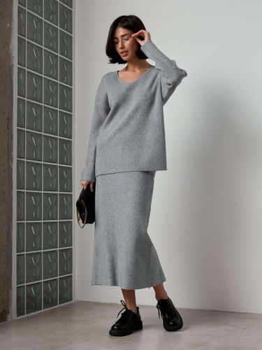 Трикотажный костюм с юбкой серого цвета