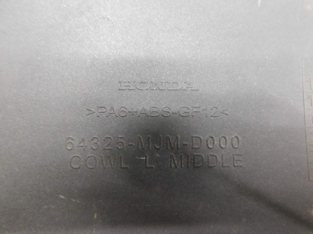 Пластик боковой левый Honda VFR800 64325-MJM-D000