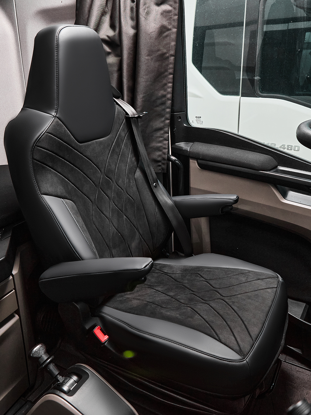 Чехлы Люкс MAN TGX, TGS с 2021 года без регулировки ремня безопасности водителя по высоте (экокожа, черный, черная вставка)