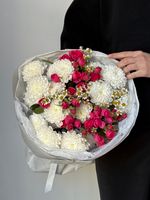 Букет из кустовой пионовидной розы, хризантемы и ромашки