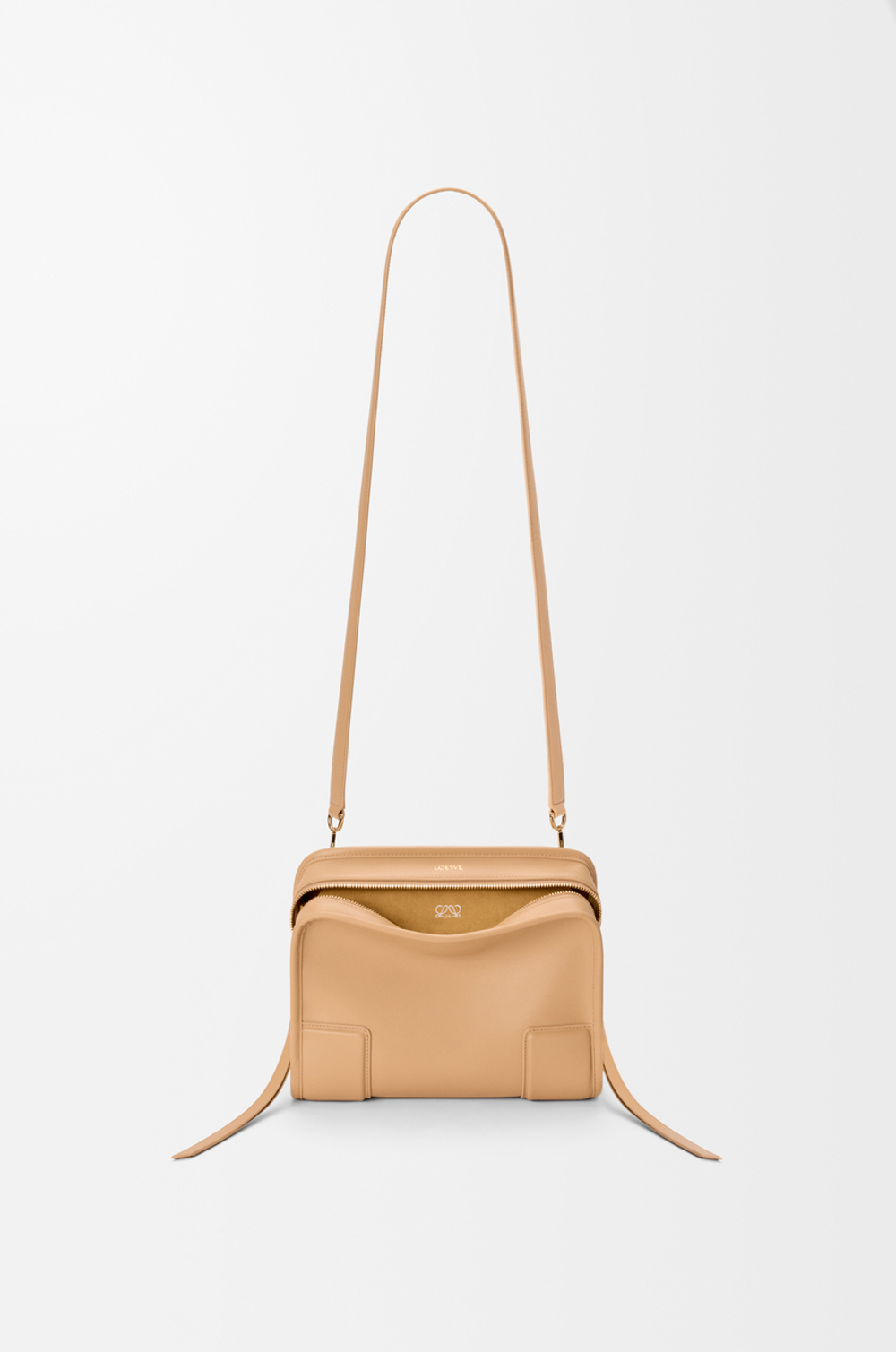 Loewe Маленькая сумка Amazona 180 из мягкой телячьей кожи, бежевый