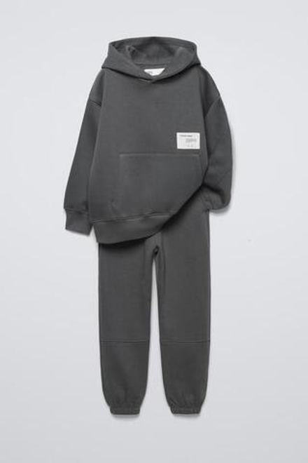 ZARA КОМПЛЕКТ ИЗ ТОЛСТОВКИ И ДЖОГГЕРОВ С НАШИВКОЙ, СЕРЫЙ