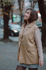 Однобортный удлиненный жилет-пиджак цвета беж