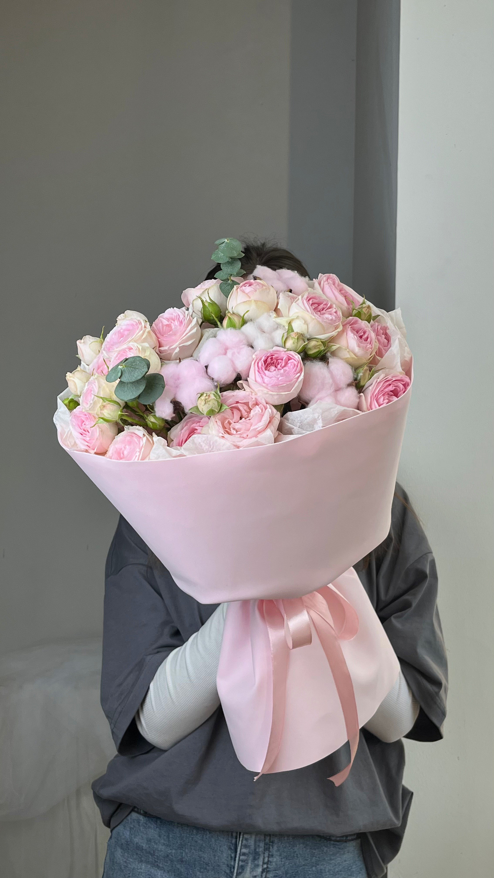 Нежный букет из кустовых роз