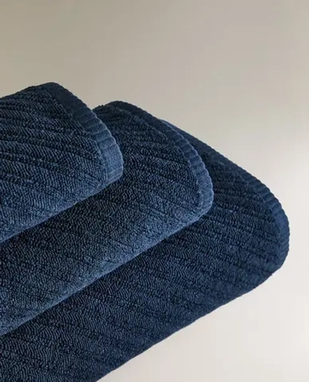 ZARA HOME БАННОЕ ПОЛОТЕНЦЕ В РЕЛЬЕФНУЮ ПОЛОСКУ, ЧЕРНИЛЬНО-СИНИЙ