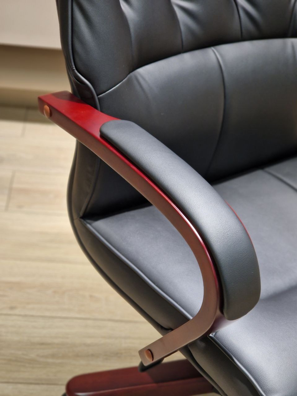 Кресло офисное 2338 582045 Black color LEATHER