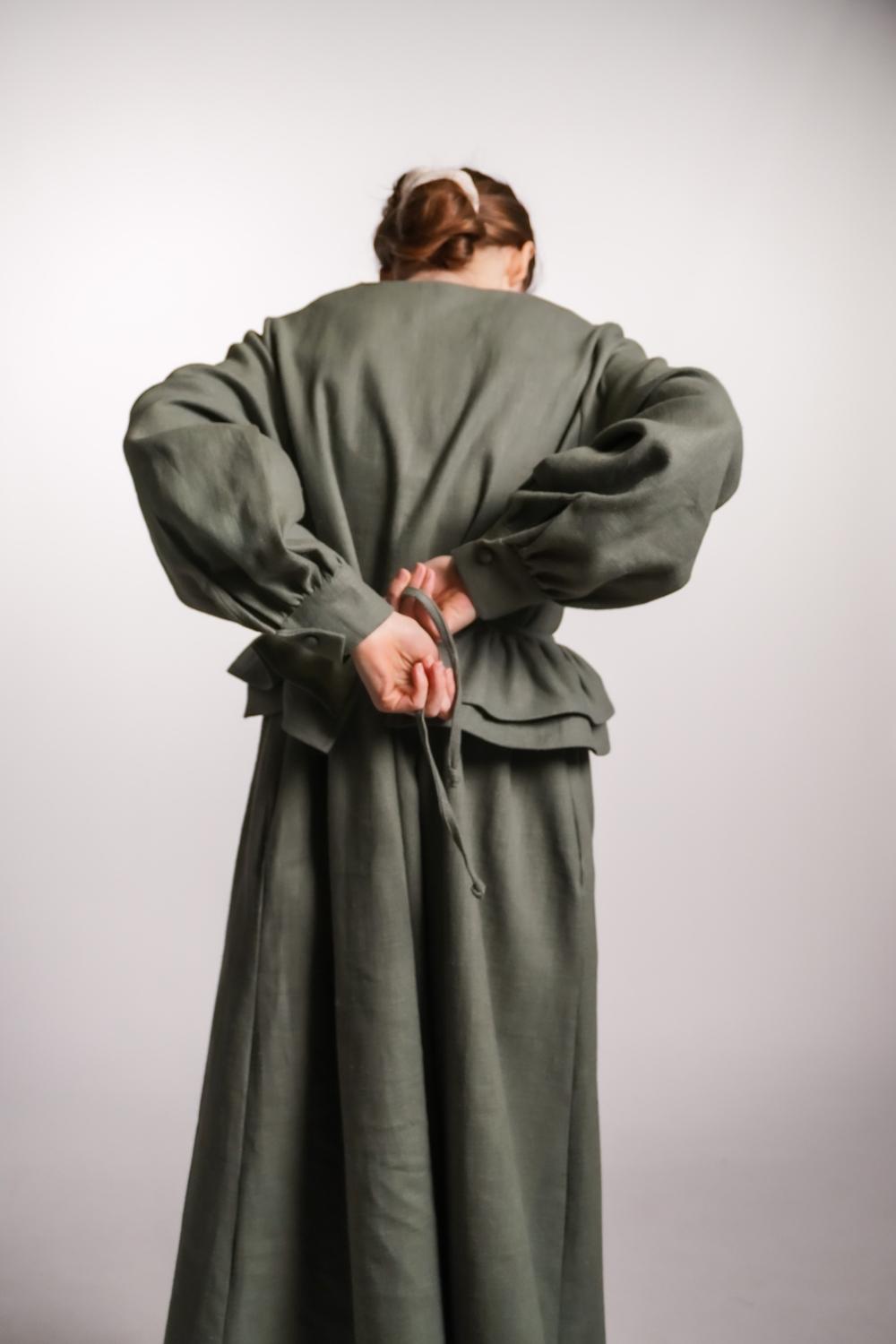 Платье с V-вырезом, поясом-баской и длинным рукавом из крапивы цвета хвои