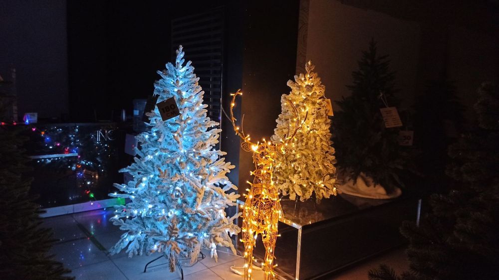 Заснеженная ель с гирляндой «Россо» холодный свет (Литая+пвх) 180 см / 1,8 м