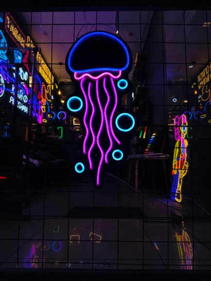 Неоновая вывеска "Медуза"