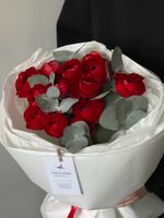 Букет из красных ранункулюсов и эвкалипта