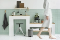 Brabantia Платиновый мусорный контейнер NewIcon 5л.