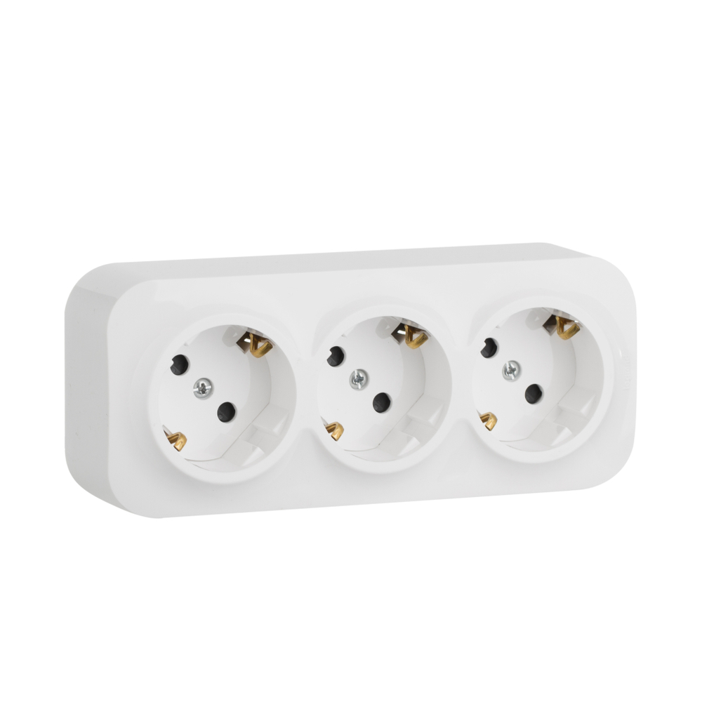 Розеточный блок тройной с заземлением со шторками IP20 16А 250В белый Quteo Legrand