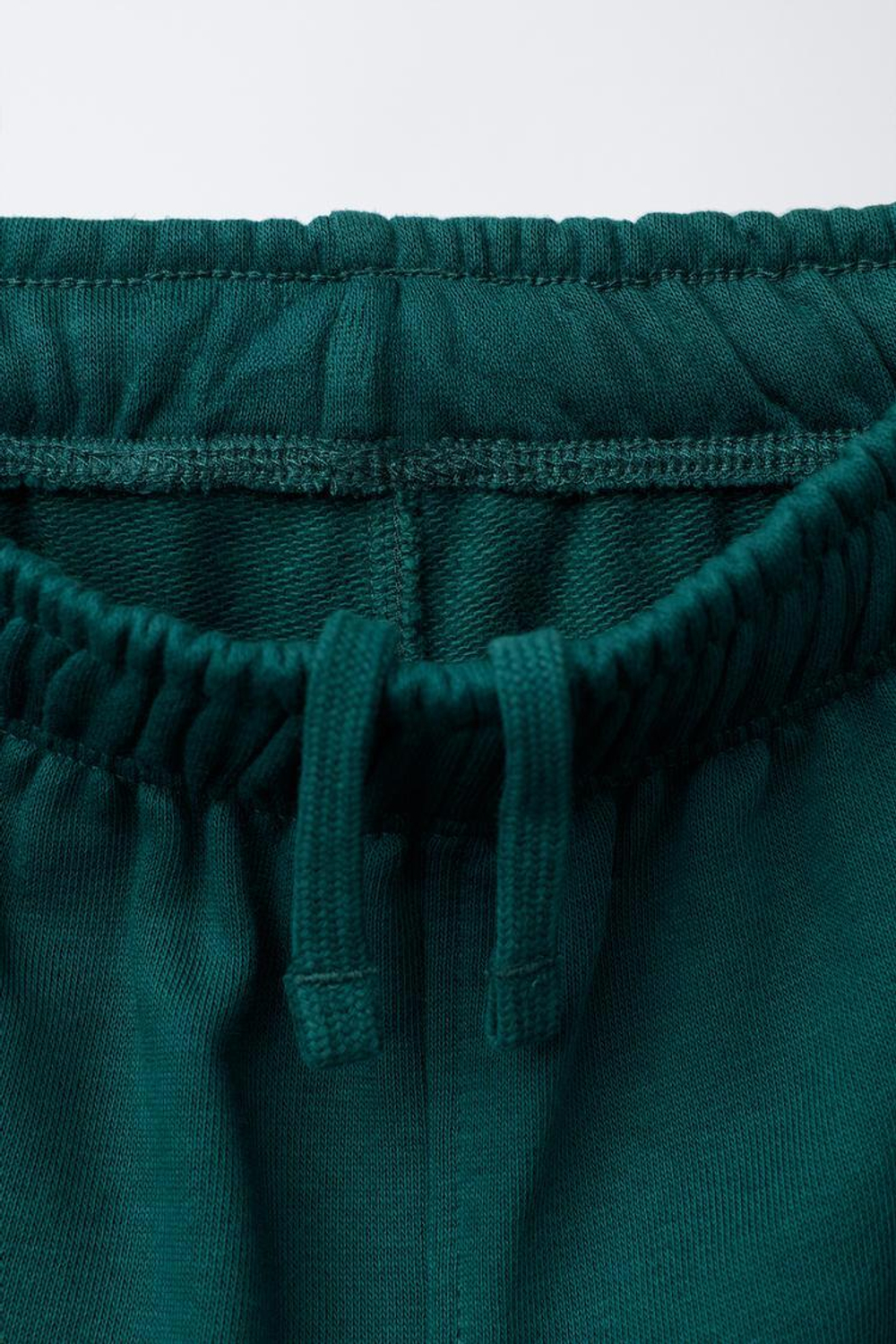 ZARA КОМПЛЕКТ ИЗ ТОЛСТОВКИ И БРЮК-ДЖОГГЕРОВ С НАШИВКОЙ, ЗЕЛЕНЫЙ