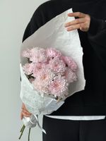 Букет - комплимент с хризантемой в розовом оттенке 3 шт