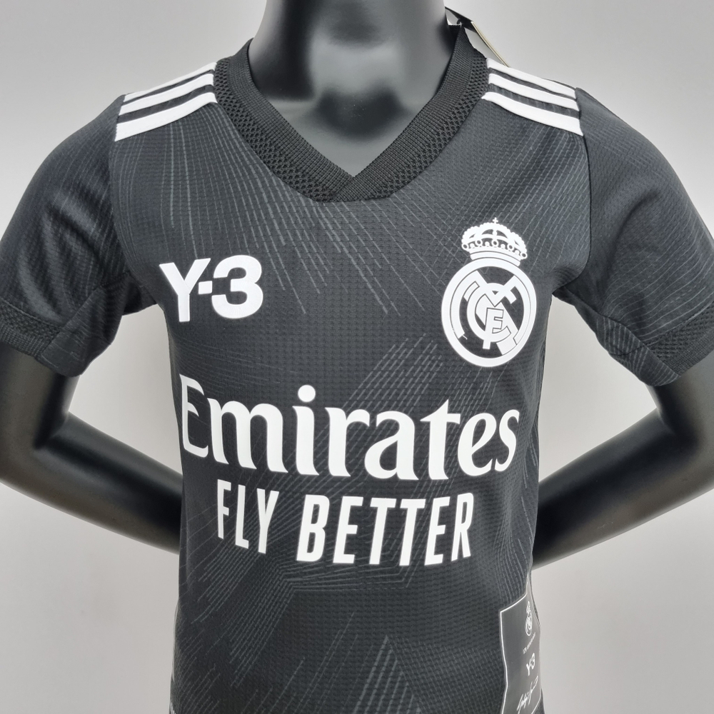 Детская футбольная форма "Реал Мадрида" сезона 2022/23.