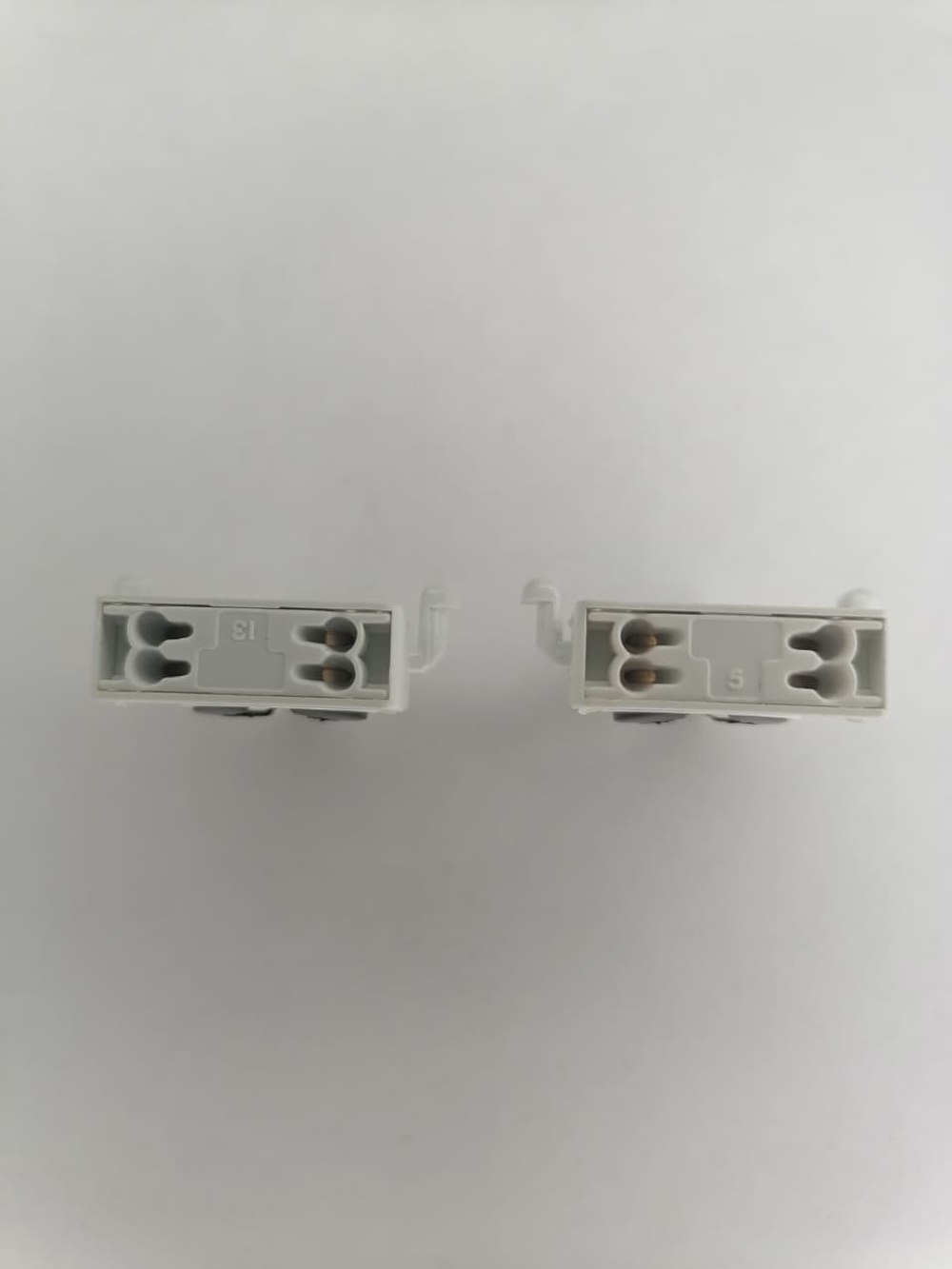 Патрон G13 2 штуки с ножками штырьки белый