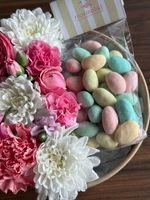 Цветочная композиция в коробке+ миндаль в белой шоколадной глазури