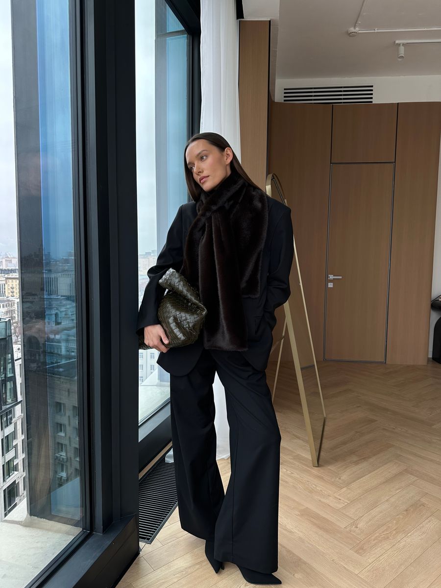 Шарф из эко-меха с прорезью коричневый