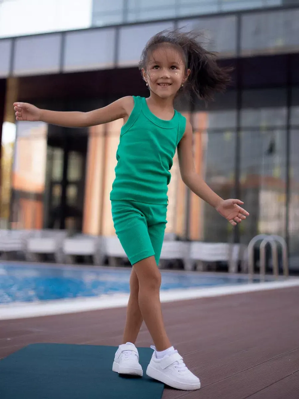 Спортивный костюм для девочки в сад