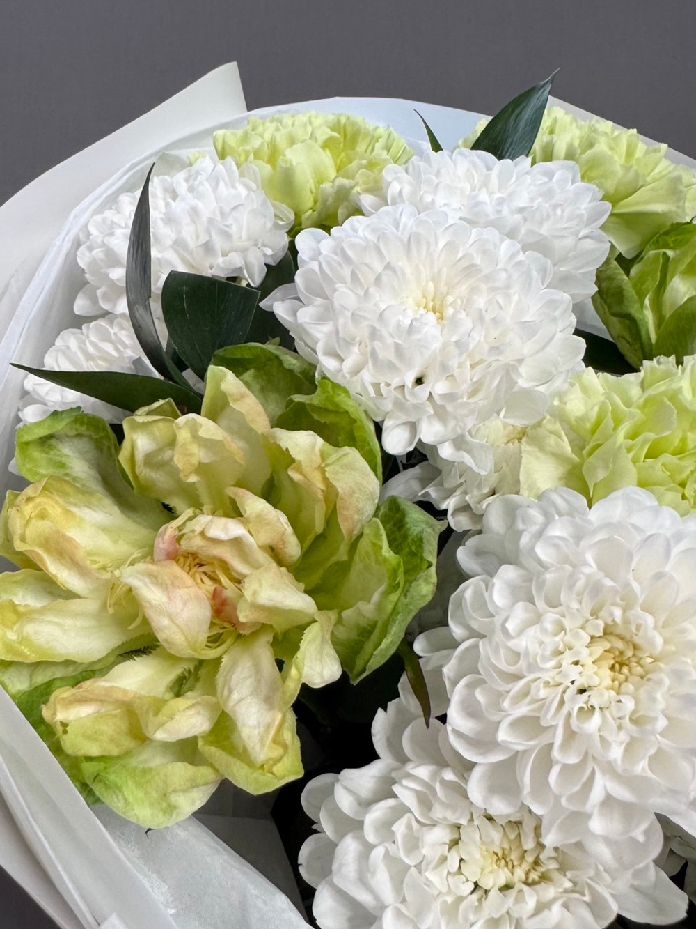 Авторский букет в бело-зеленой гамме