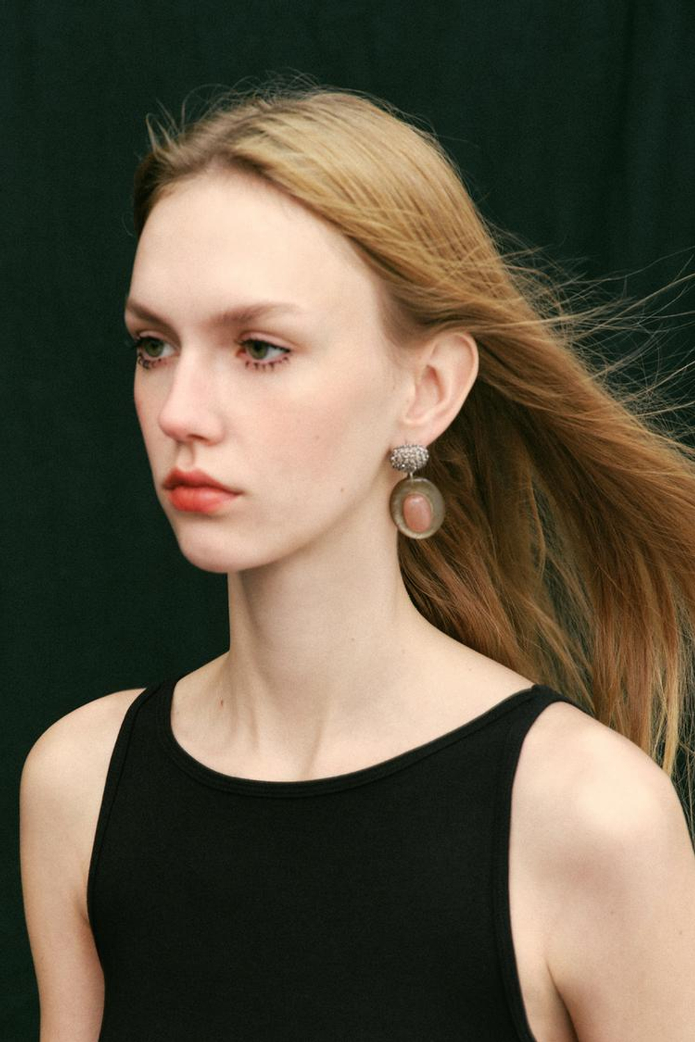 ZARA СЕРЬГИ С КАМНЕМ И СТРАЗАМИ, АНТРАЦИТОВО-СЕРЫЙ