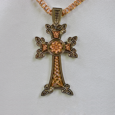 Крест с органическими мотивами