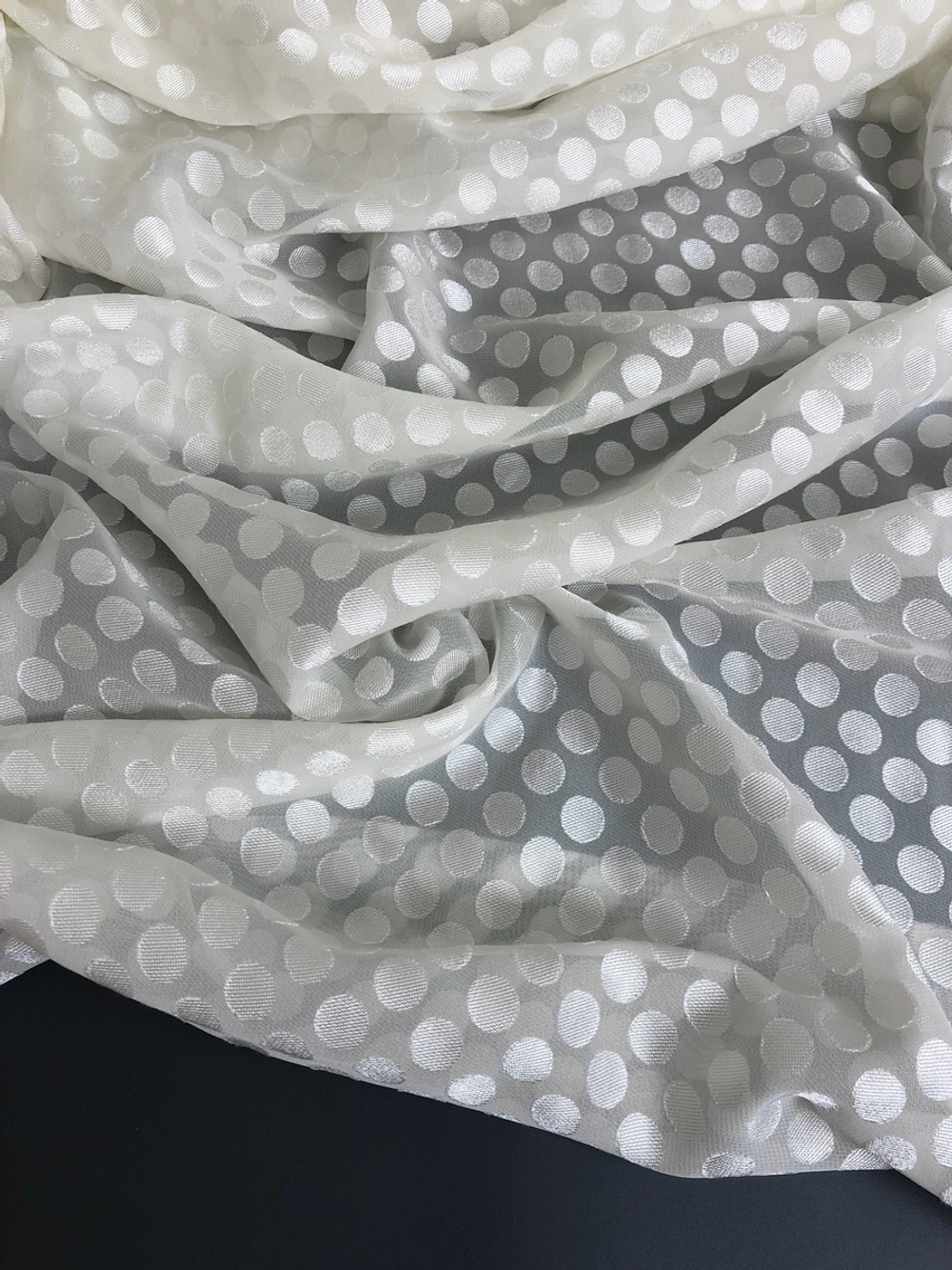 Шифон жаккард горох, молочный C3