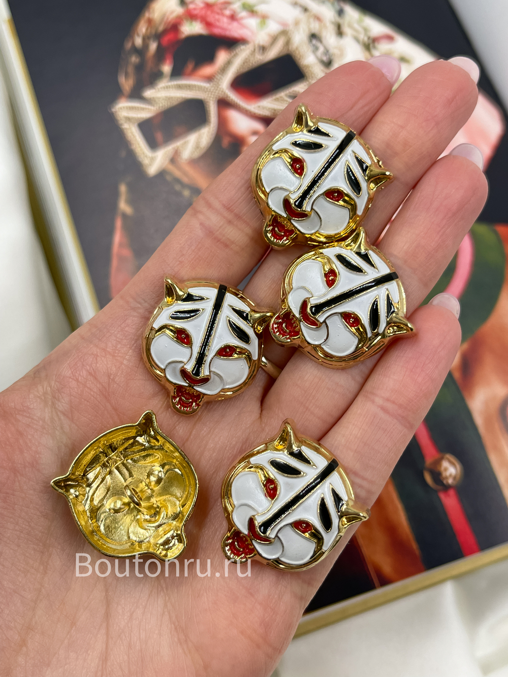 Пуговицы Гучч. тигр с белой эмалью в золотистом обрамлении