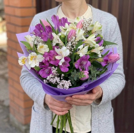 Букет из тюльпанов и альстромерий