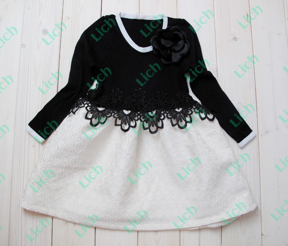 Платье детское контрастных цветов с кружевом и цветком-брошью